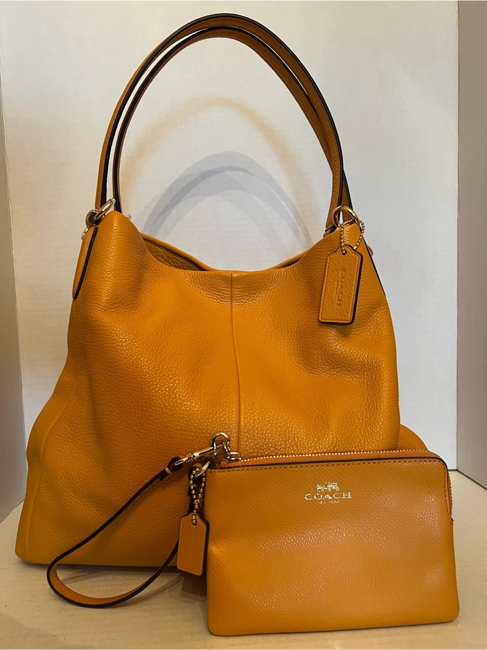 NWOT Coach Orange Pebbled Shoulder Bag Large Zip Gold Hardware with Wristlet
